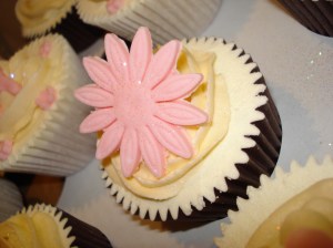 Pink gerbera & ivory icing