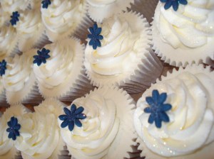 Vanilla wedding cupcakes with navy flower