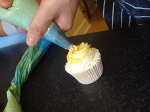 Cupcake class, piping in action