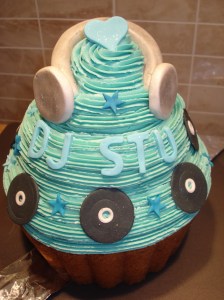 Giant vanilla cupcake for 12-15 people