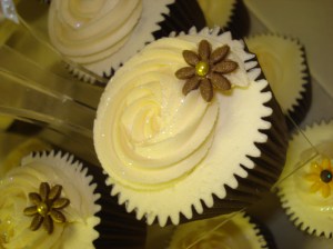 Bronze flower cupcake