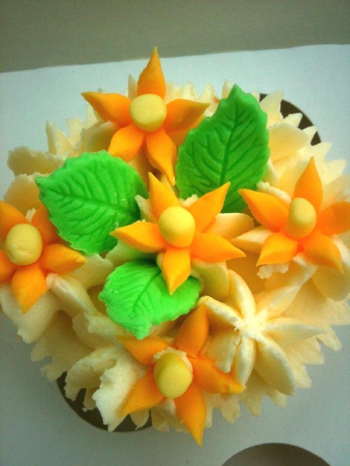Mini daffodil cupcake